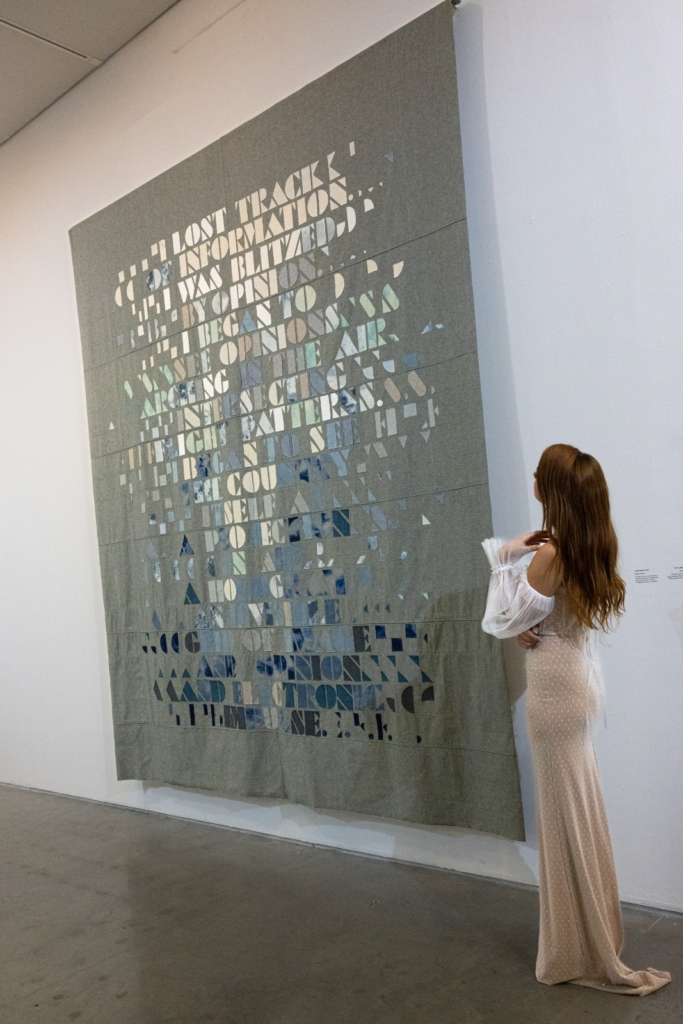 שילוב שמלת של המעצבת אושרת כהן לצד יצירת אומנות במוזיאון ישראל האמן דאג אייטקין