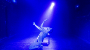 כל אחד והמים שלו" יצירה אישית ונוקבת מאת היוצר, המחזאי והבמאי רובי קסוס, שנולדה מתוך סיפור אמיתי על מורה שאיבד תלמיד במלחמה. ההצגה, בכיכובו של יולי סקר, זכתה בפרסים רבים וממשיכה לרגש קהלים ברחבי הארץ.