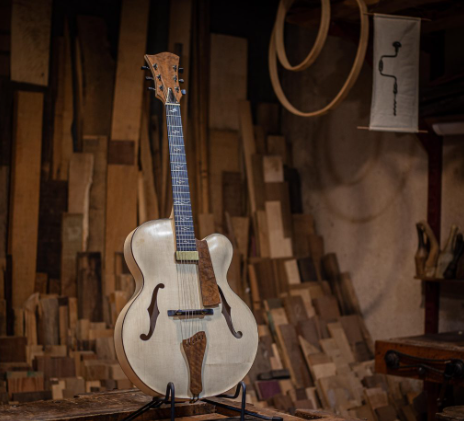 גיל ארד – יליד 1982 , נגר אומן ובונה כלי מיתר (Luthier) , מחלוצי זרם הנגרות המסורתית בארץ ומייסד בית הספר "ידנות"